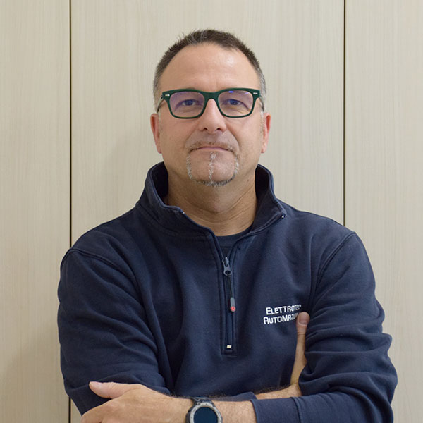 Ivan Ronchini, specialista Siemens S7 e TIA Portal, con competenze su Motion Control e azionamenti FESTO e SIEMENS. Segue lo sviluppo software e la gestione tecnica dei progetti. Supporta le fasi di collaudo e avviamento.