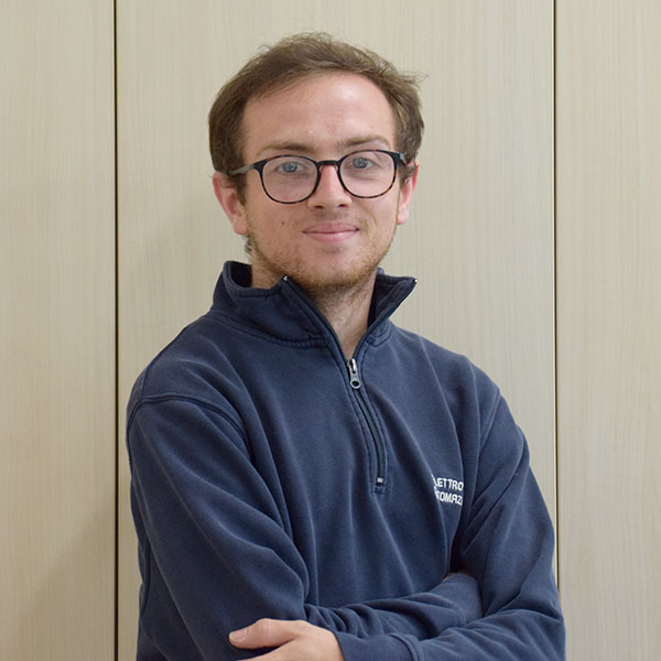 Luca Stocchetti, supporta il reparto cablaggio e assemblaggio elettrico, affiancando le attività a bordo macchina e su quadri. In azienda da circa 4 anni. In crescita continua verso maggiore autonomia operativa.