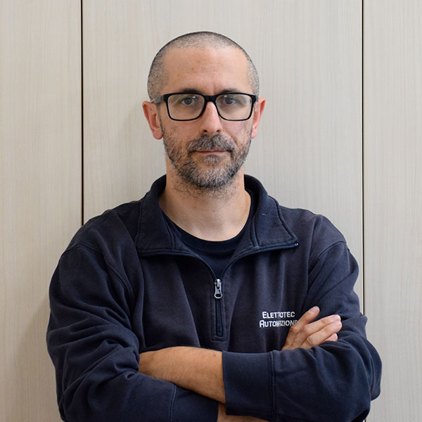 Sandro Gambitta, tecnico esperto nel cablaggio e negli impianti a bordo macchina, in azienda dalla fondazione. Responsabile delle tarature delle apparecchiature elettriche. Patentino IMQ a garanzia di controllo e conformità.